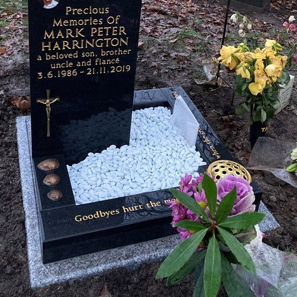 Pillar memorial with square kerbset and bronze shells